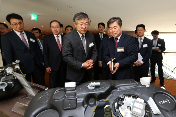 ▲ 현대·기아차 양웅철 부회장(중앙)이 연구개발 우수 협력사의 전시품들을 둘러보고 있는 모습. ⓒ현대기아차