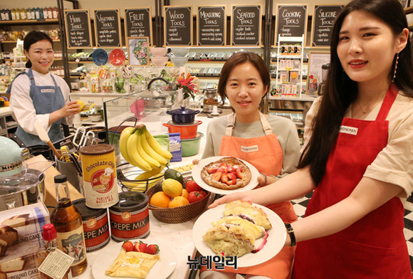 ▲ 고객들이 현대백화점 목동점 윌리엄스 소노마(Williams Sonoma) 매장에서 열린 'WS 쿠킹 클래스'에서 만든 '크레페(crepe)'를 선보이는 모습. ⓒ현대백화점