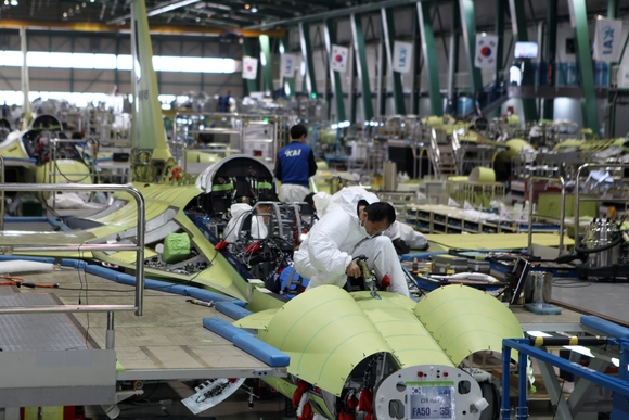 ▲ 한국항공우주산업(KAI)이 올 1분기 어닝 서프라이즈를 달성했다. T-50A를 조립하고 있는 모습 ⓒ KAI