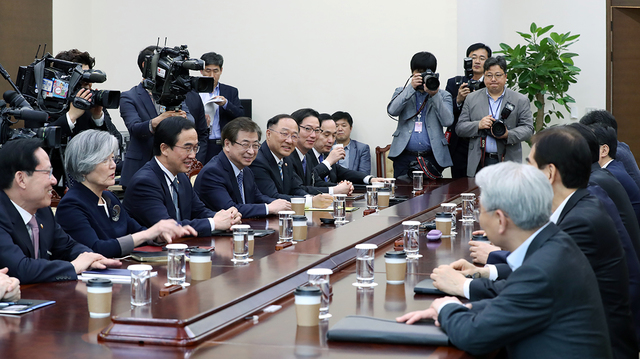 ▲ 지난 3일 청와대에서 열린 남북정상회담 이행추진위원회 1차회의 모습. ⓒ청와대 제공