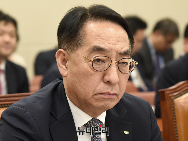 ▲ 왼쪽부터 황록 신용보증기금 이사장, 홍남기 국무조정실장, 최종구 금융위원장, 이동걸 한국산업은행 회장 ⓒ 뉴데일리 공준표