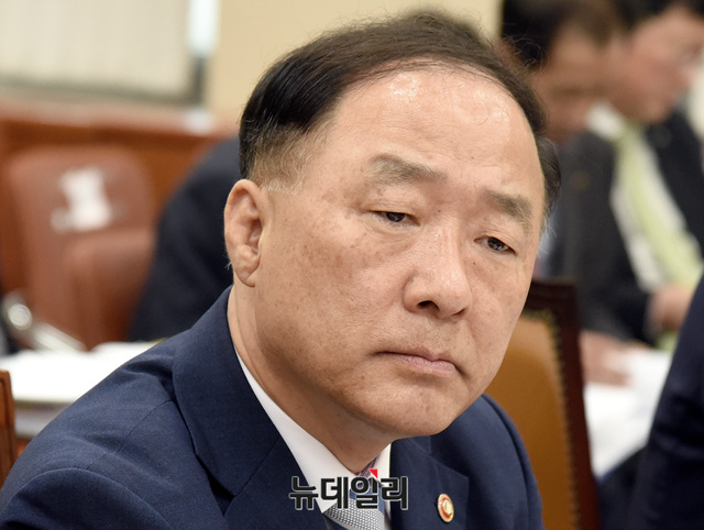 ▲ 왼쪽부터 황록 신용보증기금 이사장, 홍남기 국무조정실장, 최종구 금융위원장, 이동걸 한국산업은행 회장 ⓒ 뉴데일리 공준표