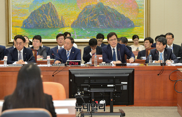 ▲ 왼쪽부터 황록 신용보증기금 이사장, 홍남기 국무조정실장, 최종구 금융위원장, 이동걸 한국산업은행 회장 ⓒ 뉴데일리 공준표