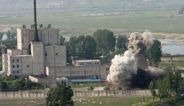 ▲ 2008년 6월 27일 실시했던 영변 냉각탑 폭파. 그러나 이는 곧 사기로 밝혀졌다. ⓒ연합뉴스. 무단전재 및 재배포 금지.