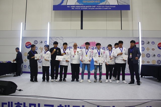 ▲ 호산대 학생들이 수상후 기념촬영을 하고 있다.ⓒ호산대학교