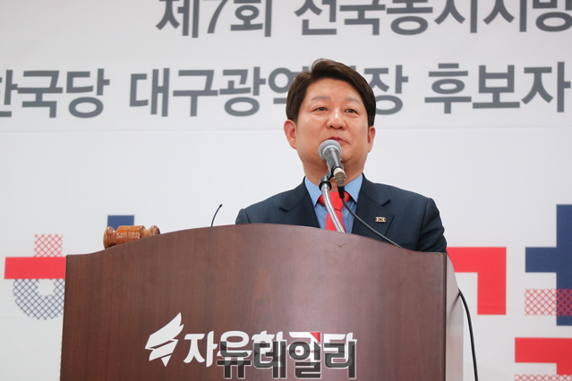 ▲ 자유한국당 권영진 대구시장 예비후보가 16일 더불민주당 임대윤 후보를 향해 허위사실 유포로 상대후보 흠집내기 중지를 촉구하고 그렇지 않을 경우 법적 책임을 물을 것이라고 밝혔다.ⓒ뉴데일리