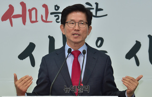 ▲ 자유한국당 여의도 당사에서 기자회견을 하고 있는 김문수 한국당 서울시장 후보 ⓒ뉴데일리 이종현 기자