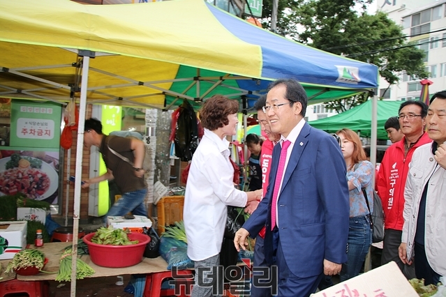 홍준표 한국당 대표가 대구동구 표심잡기에 나선 가운데 반야월종합시장에 들어서고 있다.ⓒ뉴데일리