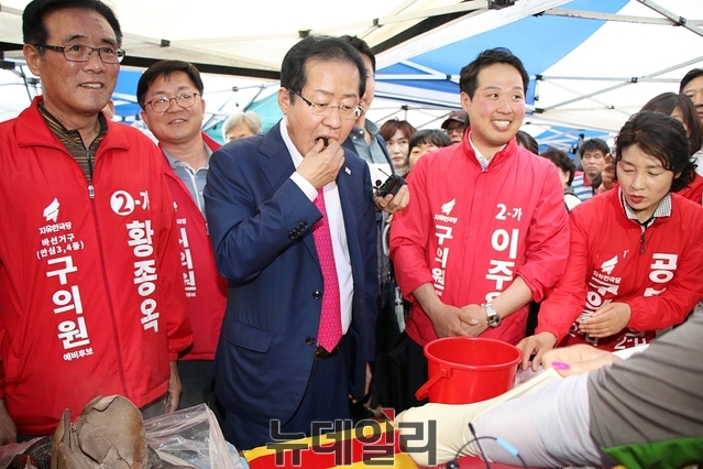 ▲ 홍준표 대표가 시장에서 상인이 권한 순대를 맛보고 있다.ⓒ뉴데일리