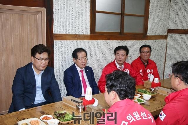 ▲ 홍준표 대표(사진 가운데)와 이재만 전 최고위원(사진 왼쪽)과 지역 출마자들이 반야월 종합시장 내 막걸리집에서 지역 민생 현안에 대해 이야기하고 있다.ⓒ뉴데일리