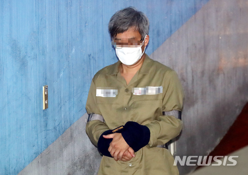 ▲ 친노 친문 성향 파워블로거 '드루킹' 김모 씨가 16일 오후 서울 서초구 서울중앙지방법원에서 열린 2차 공판에 출석하기 위해 법정으로 향하고 있다.ⓒ뉴시스 DB