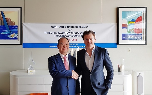 ▲ 정성립 대우조선해양 사장(왼쪽)이 15일(현지시간) 모나코에서 아네 프레들리 헌터그룹 대주주와 초대형원유운반선 건조계약을 체결한 후 기념사진을 찍고 있다. ⓒ대우조선해양