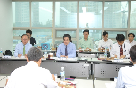 ▲ 16일 산업부, 대검찰청, 공정위 등 관련부처 관계자가 참석한 가운데 열린 중소기업 기술탈취 근절 TF 회의 모습 ⓒ중기부 제공