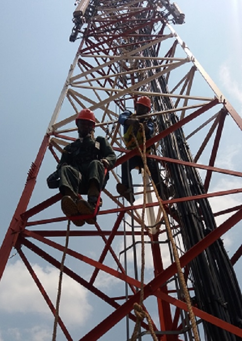 ▲ KTRN 직원들이 르완다에서 LTE 전국망 구축을 위한 작업을 하고 있다. ⓒKT