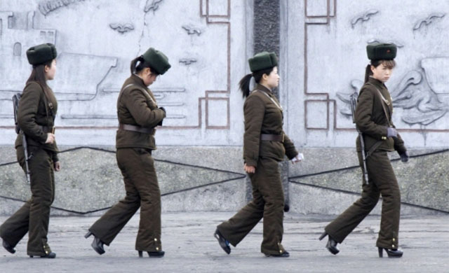 ▲ 북한 신의주 지역의 여군들. 북한 여군이 통통해 보이는 것은 영양실조 상태에서 짠 음식만 먹어 생기는 '염장독' 때문으로 알려져 있다. ⓒ뉴시스-AP·로이터. 무단전재 및 재배포 금지.