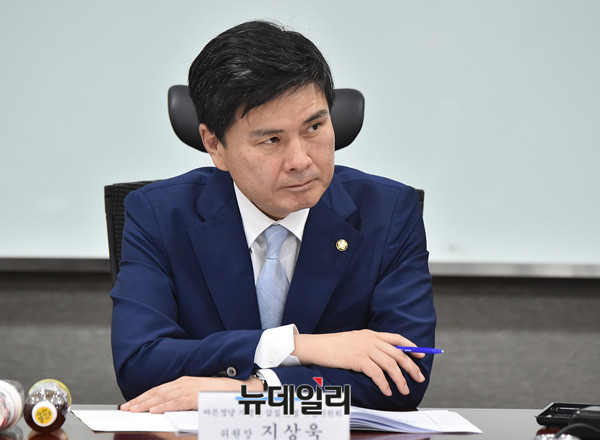 ▲ 바른정당 지상욱 의원이 22일 오전 국회 의원회관에서 열린 '가맹점 갑질 근절 2차 정책간담회'에 참석해 회의를 지켜보고 있다. ⓒ뉴데일리 DB