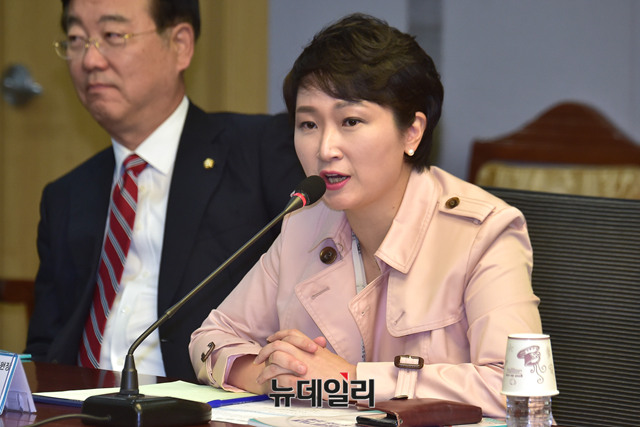 ▲ 바른미래당 경제파탄대책특별위원장을 맡고 있는 이언주 전 최고위원이 17일 의원회관에서 열린 문재인정부 1년 경제정책 평가토론회에서 모두발언을 하고 있다. 왼쪽은 美 프린스턴大 경제학박사이자, 자유한국당 공동선거대책위원장을 맡게 된 김종석 의원. ⓒ뉴데일리 이종현 기자