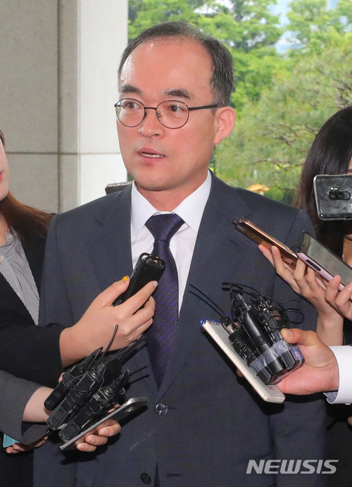 ▲ 강원랜드 채용 비리 사건 수사외압 의혹을 받고 있는 문무일 검찰총장이 16일 오전 서울 서초구 대검찰청에 출근하며 취재진의 질문에 답하고 있다. ⓒ 사진 뉴시스