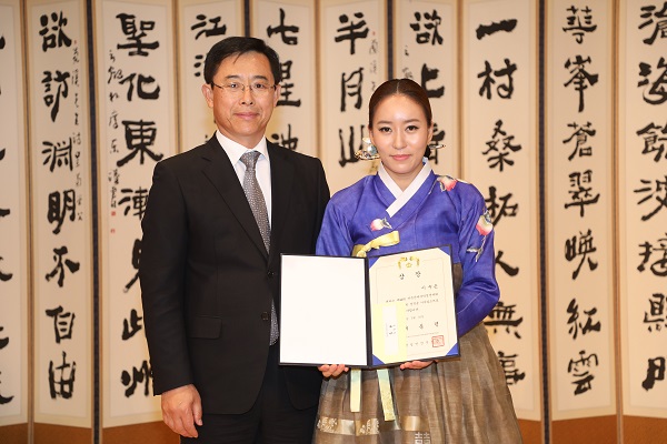 ▲ 제44회 전국난계국악경연대회에서 일반부 대상을 차지한 이수은 씨.(우측)ⓒ영동군