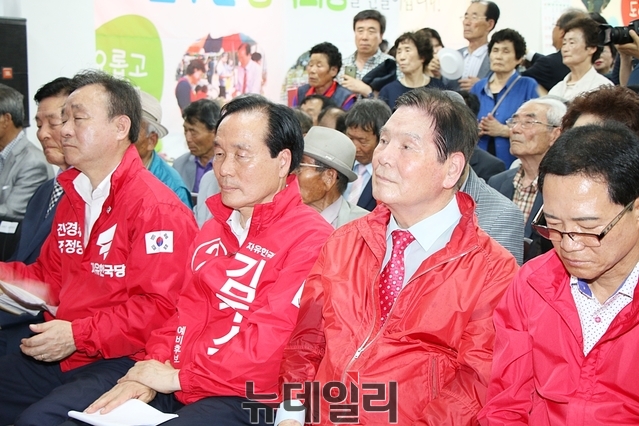 ▲ 김주수 예비후보와 정해걸 전 군수, 김복규 전 군수, 김수문 경북도의원 예비후보 등 내빈들이 선거 사무소 개소식에 앉아 행사를 지켜보고 있다.ⓒ뉴데일리