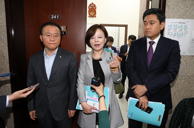 ▲ 16일 오전 서울 여의도 국회에서 여야 원내수석부대표들이 추경과 드루킹 특검법 관련 회동을 마친 뒤 취재진의 질문에 답하고 있다. 왼쪽부터 자유한국당 윤재옥, 더불어민주당 진선미, 바른미래당 오신환 원내대수석부대표. ⓒ뉴시스