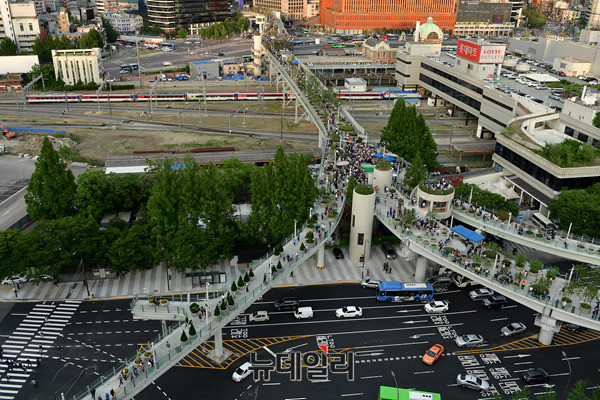 '서울로 7017'은 지난 45년 동안 차도로 이용된 서울역 고가를 폐쇄하고, 대대적인 보강 공사를 거쳐 공원으로 재탄생 했다.ⓒ뉴데일리 정상윤 기자