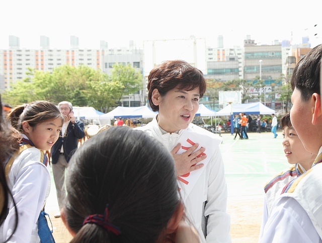 ▲ 강은희 대구시교육감 예비후보가 대구 소재의 모 초등학교에서 아이들과 이야기 나누고 있다.ⓒ강 예비후보측