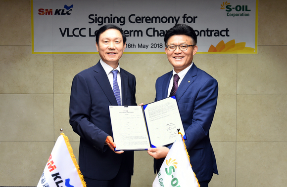 ▲ 김용완 대한해운 대표이사(왼쪽)와 안종범 에쓰오일 수석부사장이 서명 후 기념촬영을 하고 있다.ⓒ대한해운