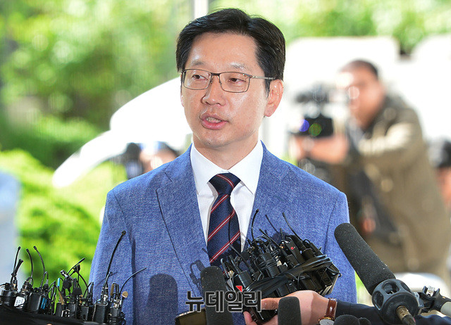 ▲ 서울지방경찰청에 참고인 조사를 받기 위해 출석하고 있는 김경수 더불어민주당 경남지사 후보 ⓒ뉴데일리 공준표 기자