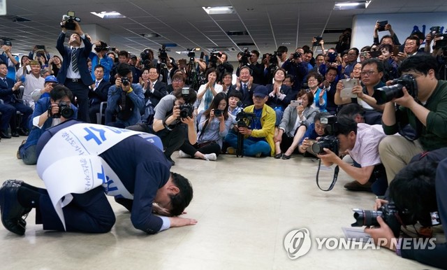 ▲ 더불어민주당 김경수 경남도지사 후보가 17일 오후 창원시 의창구 STX빌딩에서 열린 선거사무실 개소식에서 큰절하고 있다 ⓒ연합뉴스