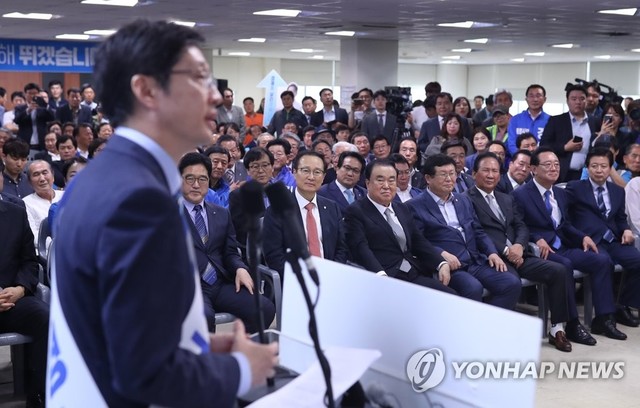 ▲ 이날 개소식에는 더불어민주당 우원식 전 원내대표(왼쪽부터), 홍영표 원내대표, 문희상 국희의장 후보, 설훈 의원 등 많은 의원들이 찾았다 ⓒ연합뉴스