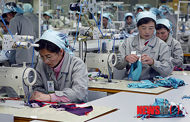 ▲ 과거 개성공단 의류공장에서 일하던 北근로자들. 북한 주민들에게는 외화벌이 해외파견보다 개성공단 근무가 더 인기가 있다고 한다. ⓒ뉴시스. 무단전재 및 재배포 금지.