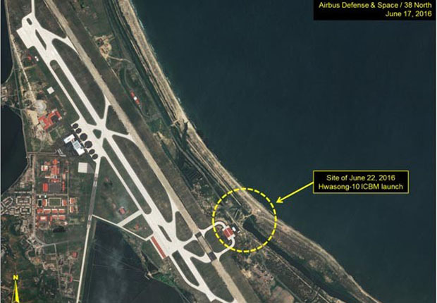 ▲ '38노스'는 2016년 6월 22일 북한이 원산 갈마비행장 일대에서 '무수단' 탄도미사일 시험발사를 한 흔적을 잡아냈다. ⓒ美38노스 당시 보고서 화면캡쳐-에어버스 앤 디펜스 촬영 위성사진.