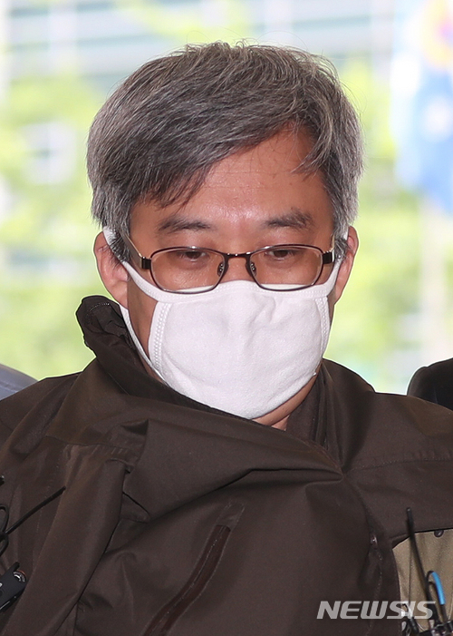 ▲ 댓글 여론 조작 혐의로 구속 기소된 '드루킹' 김모씨가 추가조사를 위해 11일 오전 서울지방경찰청으로 호송되고 있다. ⓒ 사진 뉴시스