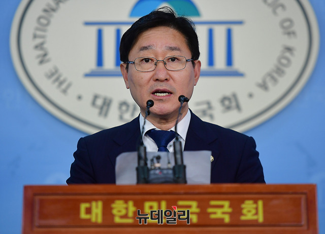 ▲ 박범계 더불어민주당 수석대변인이 18일 오후 국회 정론관에서 현안관련 브리핑을 열고 있다. ⓒ뉴데일리 정상윤 기자