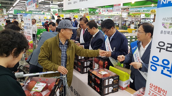 ▲ 충주시는 18일 서울 양재하나로마트에서 본격 판촉행사를 벌였다.ⓒ충주시