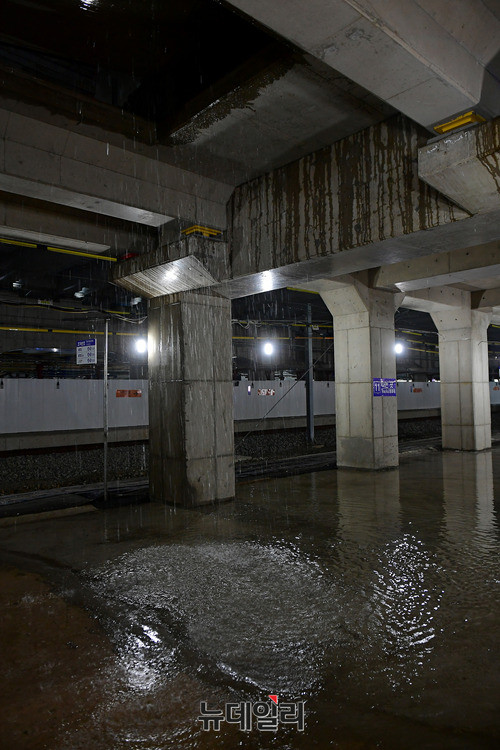 ▲ 대구 지역에 호우특보가 발령됐던 지난해 6월25일 동대구역 플랫폼 일부가 침수된 모습.ⓒ뉴데일리 정상윤 기자