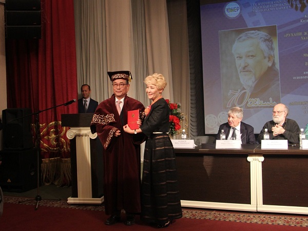 ▲ 유재원 한국영상대 총장(왼쪽)이 주르게노프 국립예술아카데미  명예교수로 추대됐다.ⓒ한국영상대