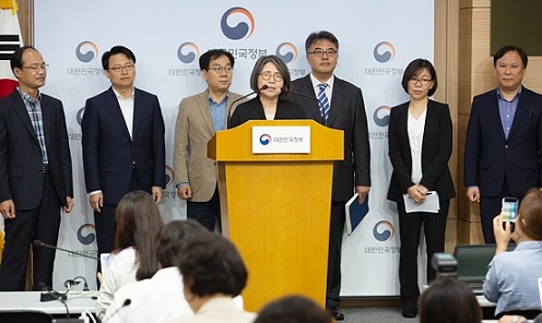 ▲ 지난 16일 서울 종로구 정부서울청사 별관에서 김영란 대입제도개편공론화위원회 위원장이 2022학년도 대입 개편에 대한 공론화 개요를 발표하고 있다. ⓒ교육부