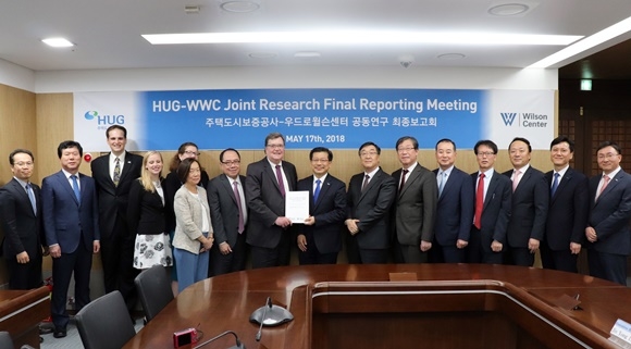 ▲ 왼쪽부터 박정오 HUG 연구기획팀장, 마승렬 박사, 크리스토퍼 페더 칼라무컨설팅 이사, WWC 싸바나 보일란 선임연구원·베씨콩 선임연구원·엘리슨 가란드 선임연구원·엘빈램 지니메 국장·블레어 루블 도시지속가능성연구소장, 이재광 HUG 사장, 조만 교수, HUG 손종철 부사장·김기돈 주택도시기금본부장·박종홍 금융사업본부장·이진용 자산관리본부장·임공수 주택도시금융연구원장, 방두완 박사ⓒHUG