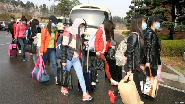 ▲ 2016년 4월 북한 해외식당에서 근무하는 종업원 13명이 집단 탈출해 국내에 입국하는 장면 [사진=통일부 제공]