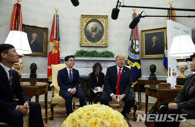 ▲ 도널드 트럼프 美대통령은 지난 2월 탈북자들을 백악관으로 초청해 간담회를 갖기도 했다. 탈북자 사회에 물어보면 그들은 문재인 대통령보다 트럼프 美대통령을 더 신뢰하는 분위기다. ⓒ뉴시스. 무단전재 및 재배포 금지.