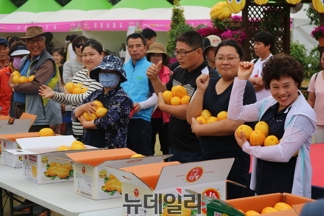 ▲ 20일 열린 2018 성주생명문화축제에서 참외많이들기 게임에서 참가자들이 참외를 들고 댄스를 추고 있다.ⓒ뉴데일리