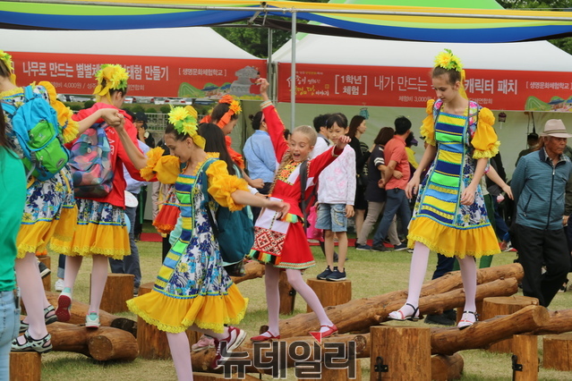 ▲ 축제장을 찾은 외국인들이 행사장에서 체험을 하며 즐거워하고 있다.ⓒ뉴데일리