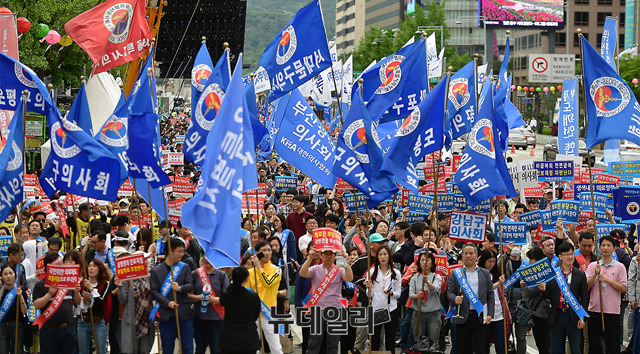 ▲ 대한의사협회(회장 최대집)이 20일 오후 서울 덕수궁 대한문 앞에서 문케어 저지와 중환자 생명권 보호'를 주제로 제2차 전국의사 총궐기대회를 열었다. 이날 대한문 앞에는 전국 16개 시·도 의사회를 포함한 전국 의협 회원 약 5만1천명(대한의사협회 추산·경찰 추산 7천여명)이 집결했다. ⓒ뉴데일리 정상윤 기자