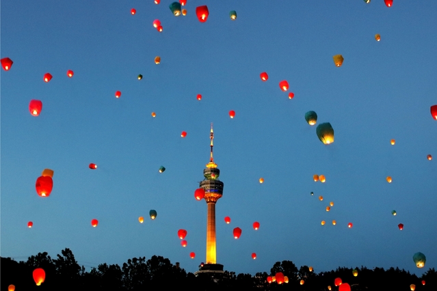 ▲ 소원 풍등 날리기 행사에 서울, 제주 등 전국에서 행사 참여 유료 표가 1차, 2차 모두 판매시작과 동시에 매진되는 등 높은 열기 속에 열렸다.ⓒ대구시