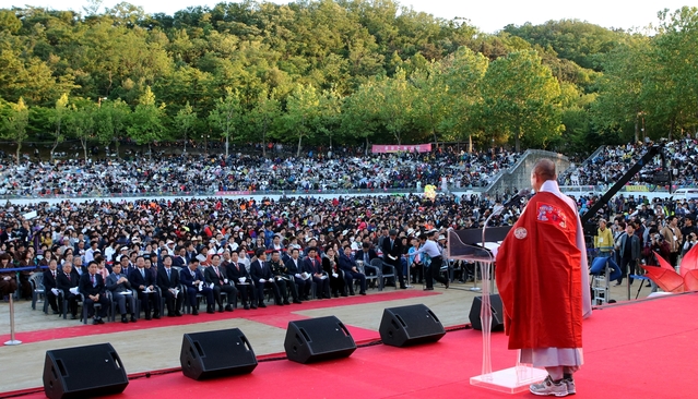 ▲ 지난 19일 두류야구장에서 열린 행사에서 효광스님이 인사말을 하고 있다.ⓒ대구시
