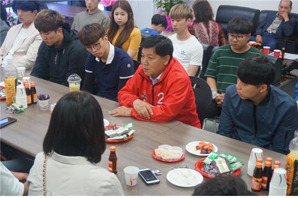 ▲ 20대 청년들의 관심사를 청취하고 있는 조성제 자유한국당 달성군수 후보.ⓒ조 후보측