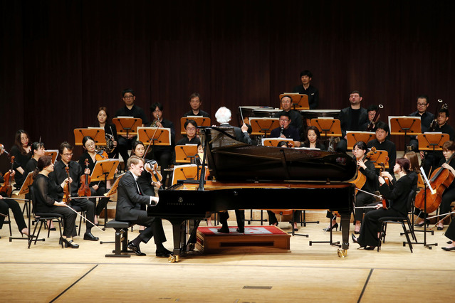 ▲ 제4회 아시아·태평양 쇼팽 피아노 콩쿠르에서 시니어부 공동 2등을 수상한  세르게이 벨야프스키가 우승자 연주회를 가지고 있다.ⓒ계명대