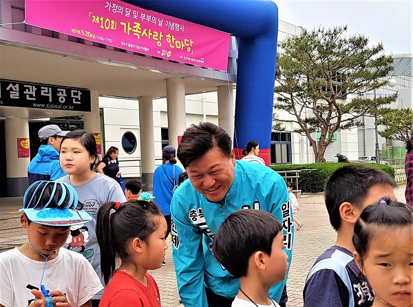 ▲ 바른미래당 신용한 충북지사 후보가 청주 국민생활관 앞에서 아이들과 만나고 있다.ⓒ신용한 후보 선거사무소